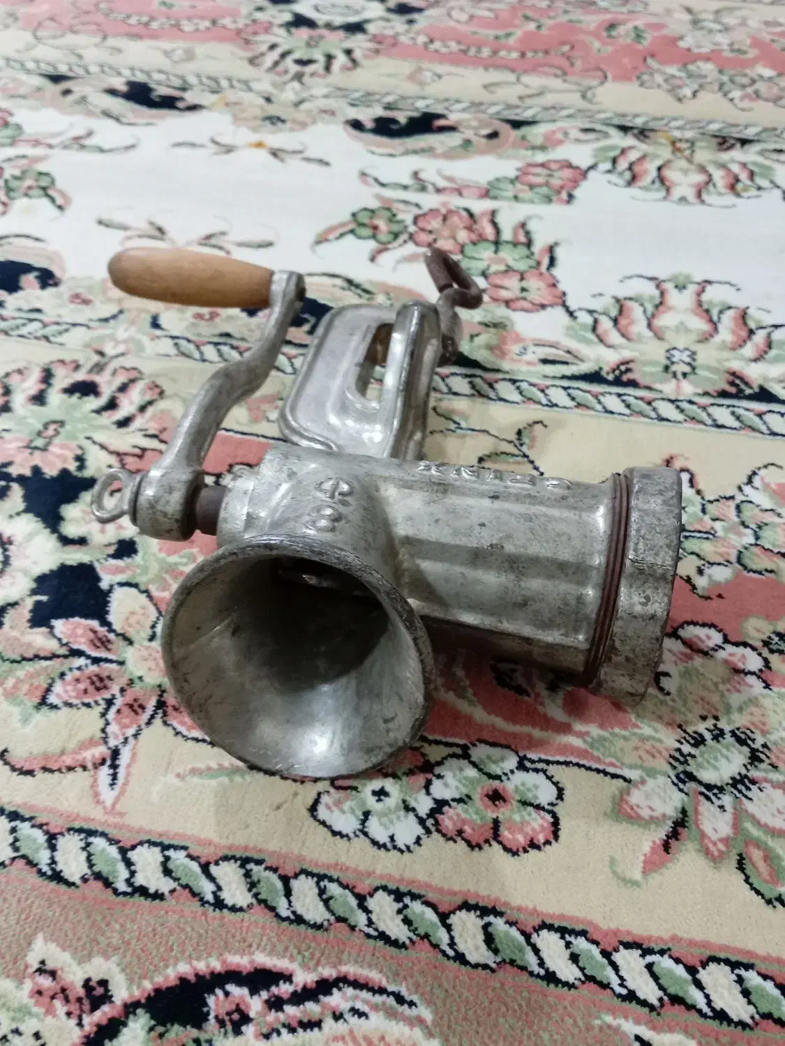 چرخ گوشت دستی قدیمی|کلکسیون اشیاء عتیقه|چناران, |دیوار