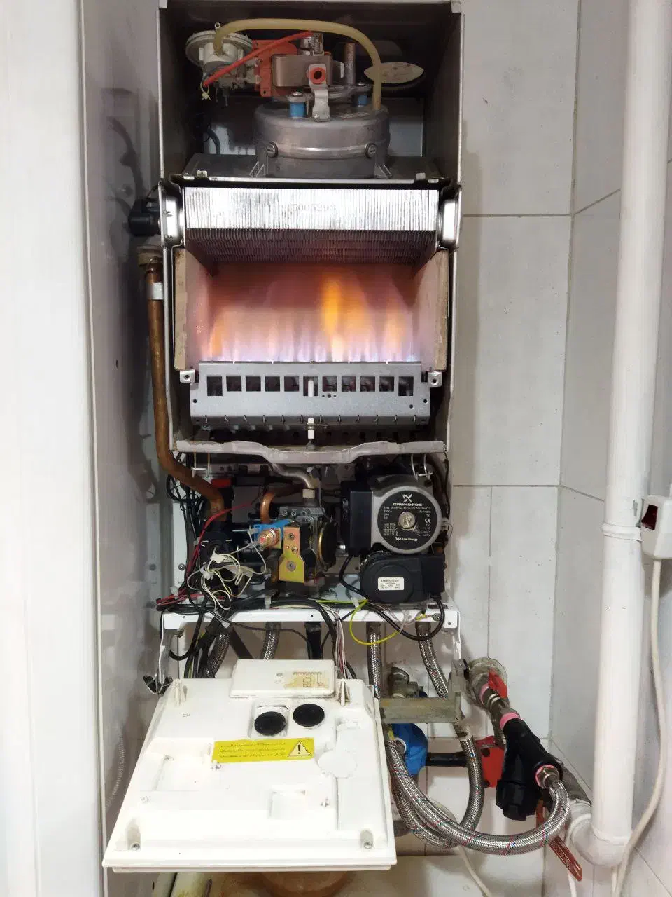 گرمای مطمئن با سرویس حرفه ای پکیج|خدمات پیشه و مهارت|لاهیجان, قیام|دیوار