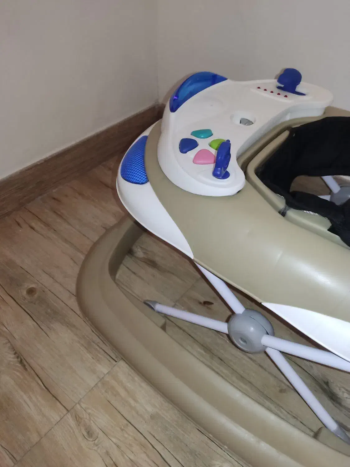 رورئک|کالسکه و لوازم جانبی|رباط‌کریم, نصیرشهر|دیوار