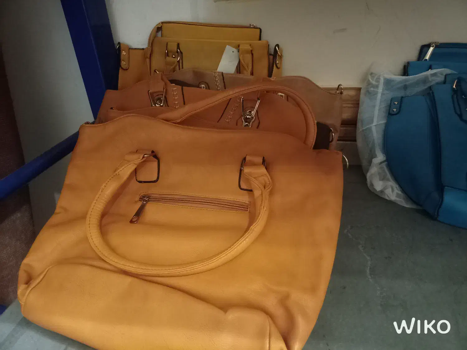 کیف چرمی|کیف، کفش، کمربند|کیش, |دیوار