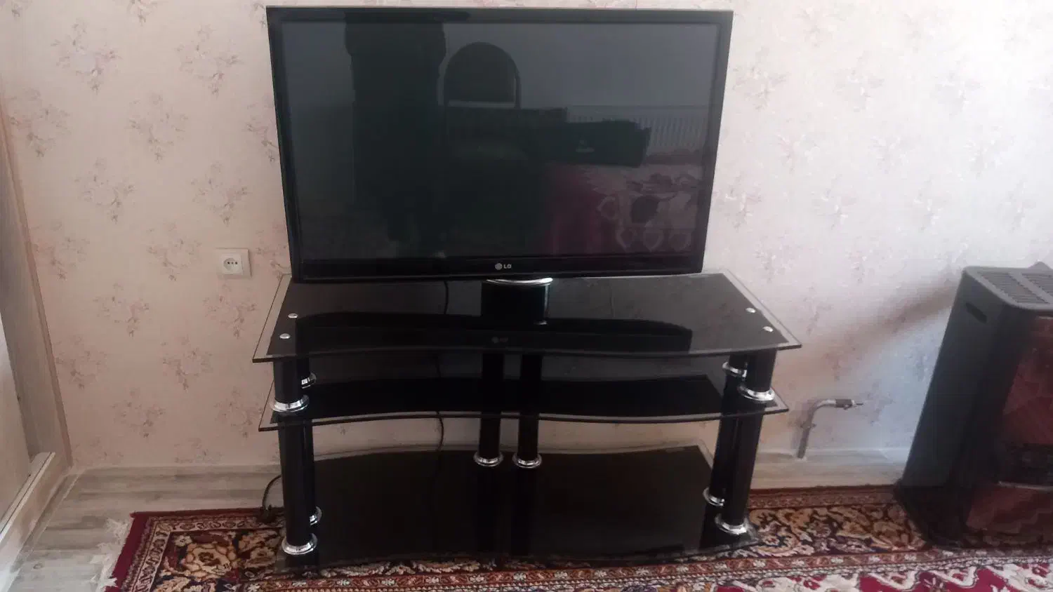 تلویزیون 42 اینچ اصل الجی با میز اصل|تلویزیون و پروژکتور|ارومیه, |دیوار