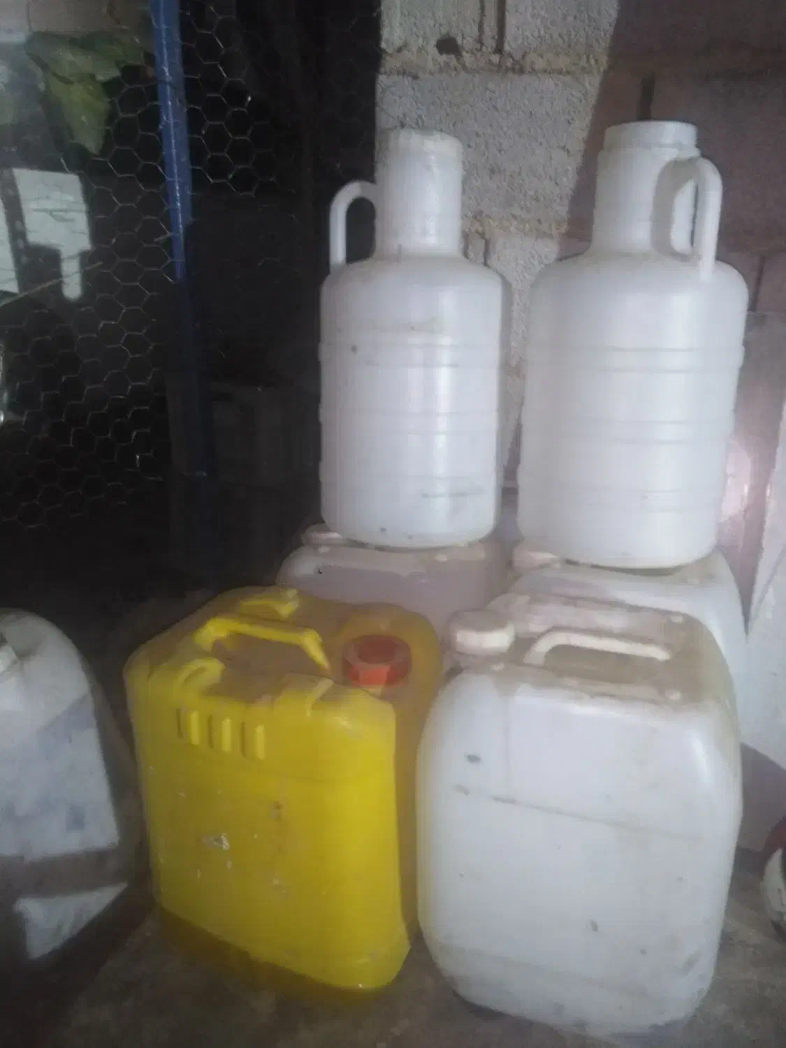 تعدادی گالن و دبه پلاستیکی|ظروف نگهدارنده، پلاستیکی، یک‌بارمصرف|گنبد کاووس, |دیوار