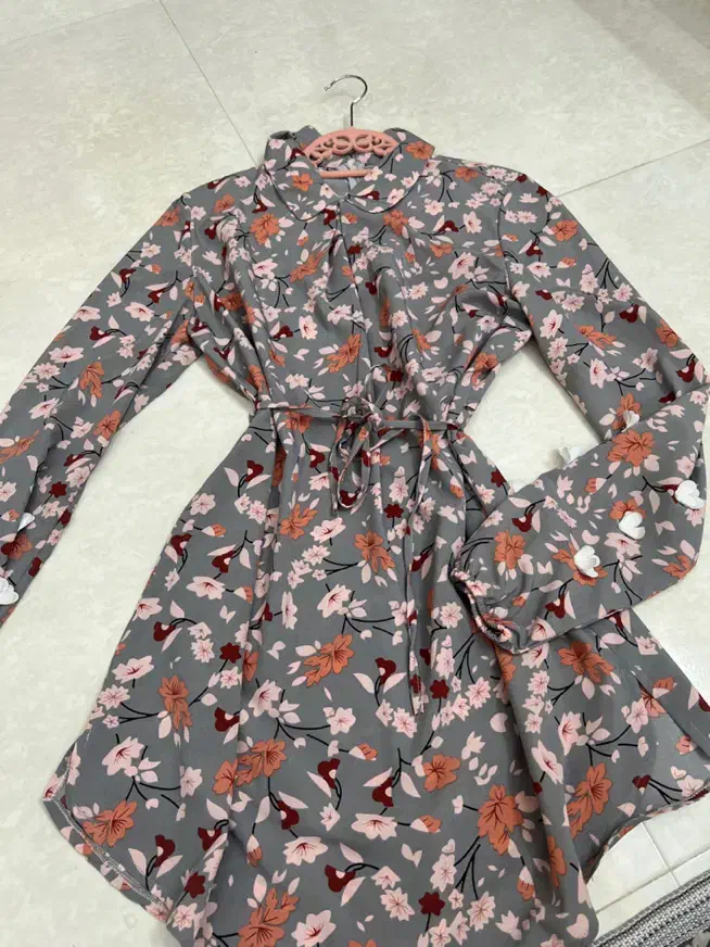 تعدادی لباس|لباس|مشهد, تربیت (صدف)|دیوار