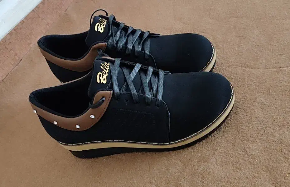 کفش|کیف، کفش، کمربند|شاهین دژ, |دیوار