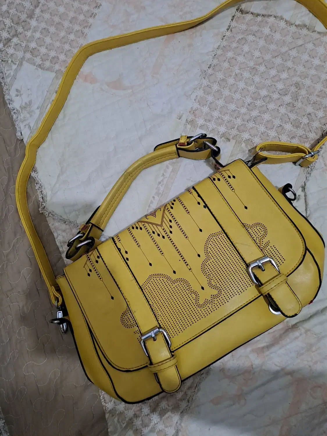 رنگ زرد|کیف، کفش، کمربند|مشهد, سمزقند|دیوار