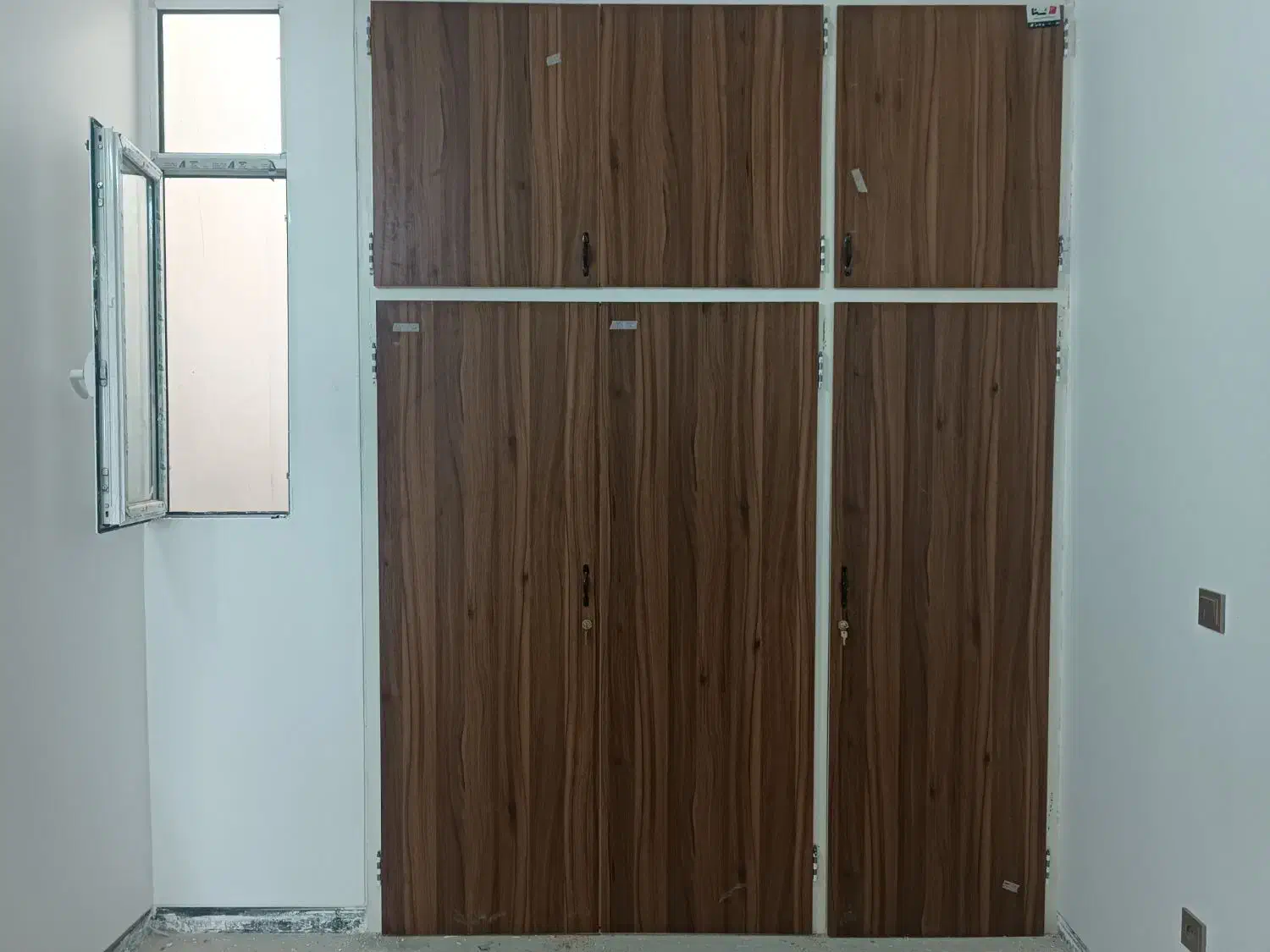 نصاب کابینت و درب چوبی و قرنیز|خدمات پیشه و مهارت|یزد, |دیوار