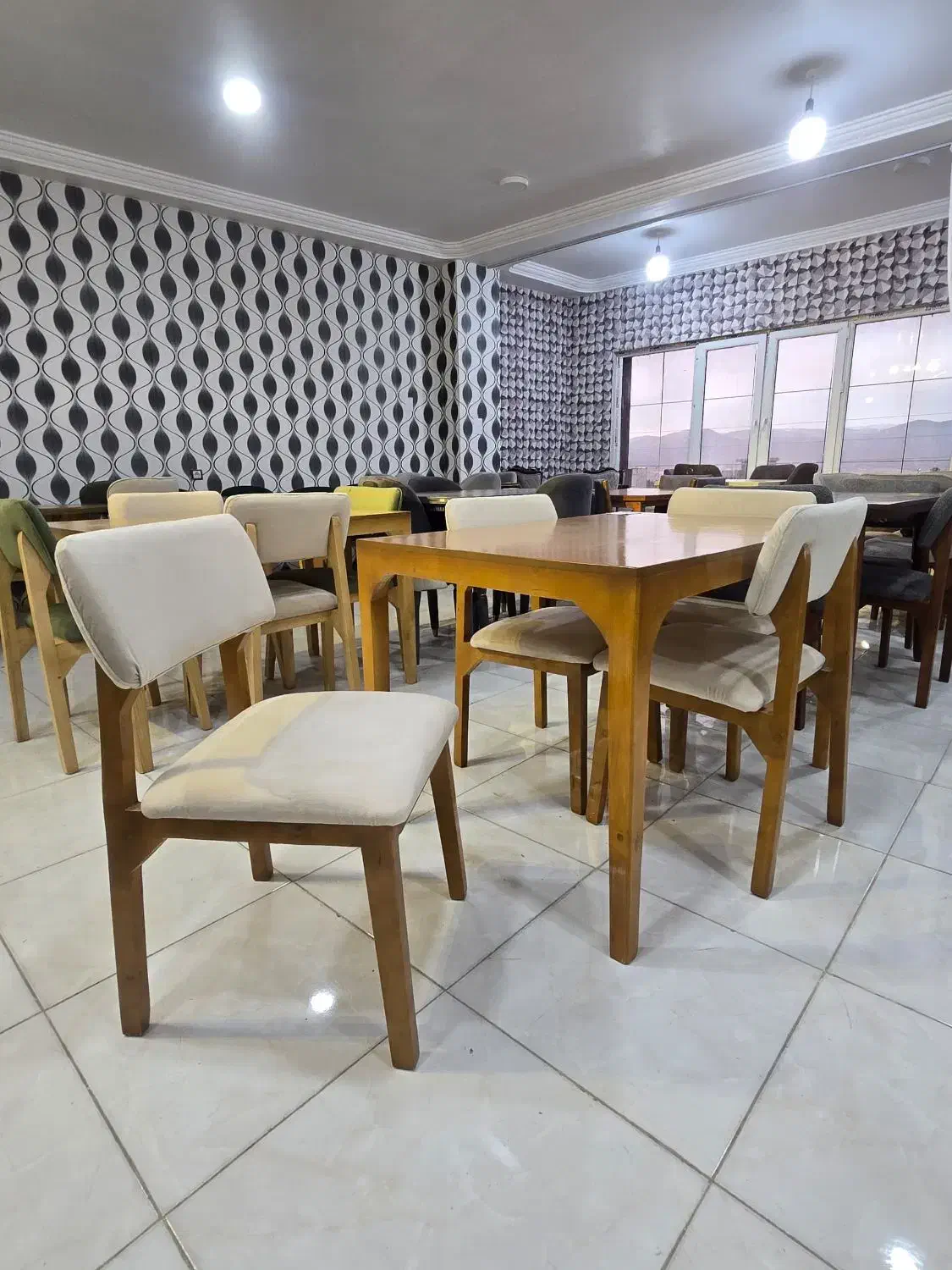 ناهار خوری با چوب راش و پایه فورتیک ثابت.در زرکالا|میز و صندلی غذاخوری|یاسوج, |دیوار