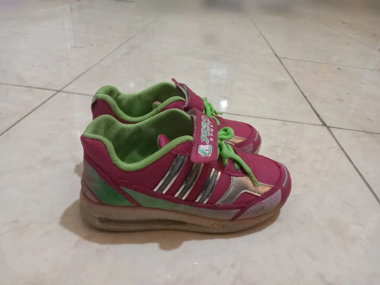 کفش دخترانه، زیبا و در حد نو سایز ۳۲ تا ۳۵|کفش و لباس بچه|شاهینشهر, طالقانی|دیوار