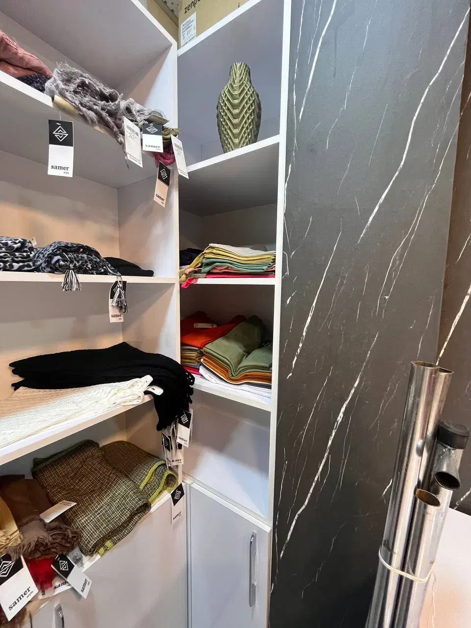 فروش دکور مغازه به دلیل تغییر شغل|فروشگاه و مغازه|قم, زنبیل آباد|دیوار