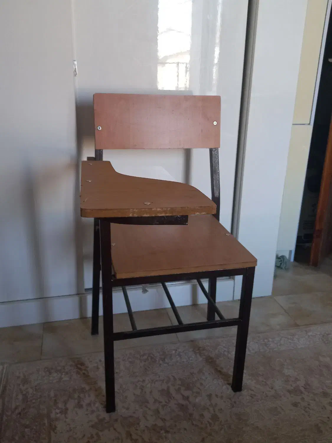 صندلی  دانش آموزی|صندلی و نیمکت|لاهیجان, قیام|دیوار