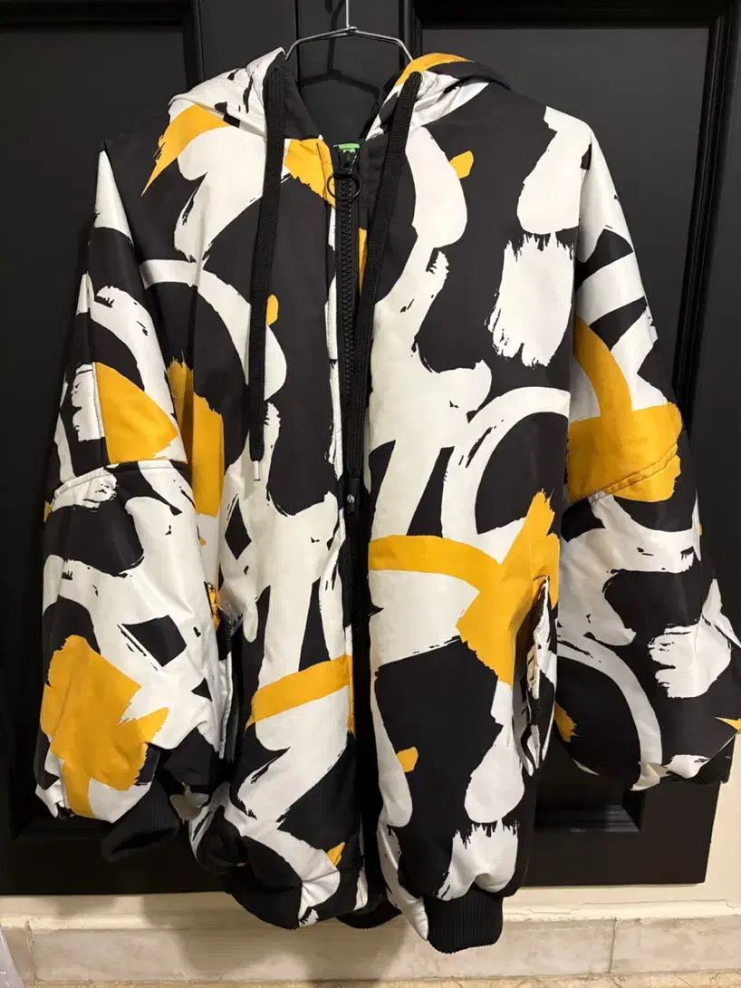 کاپشن|لباس|تهران, آسمان|دیوار