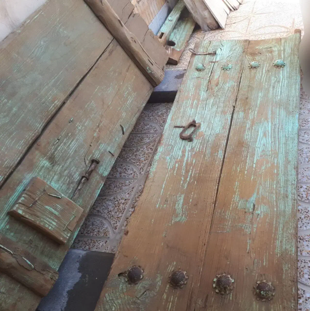 درب چوبی|کلکسیون اشیاء عتیقه|اندیشه, اندیشه فاز ۴|دیوار