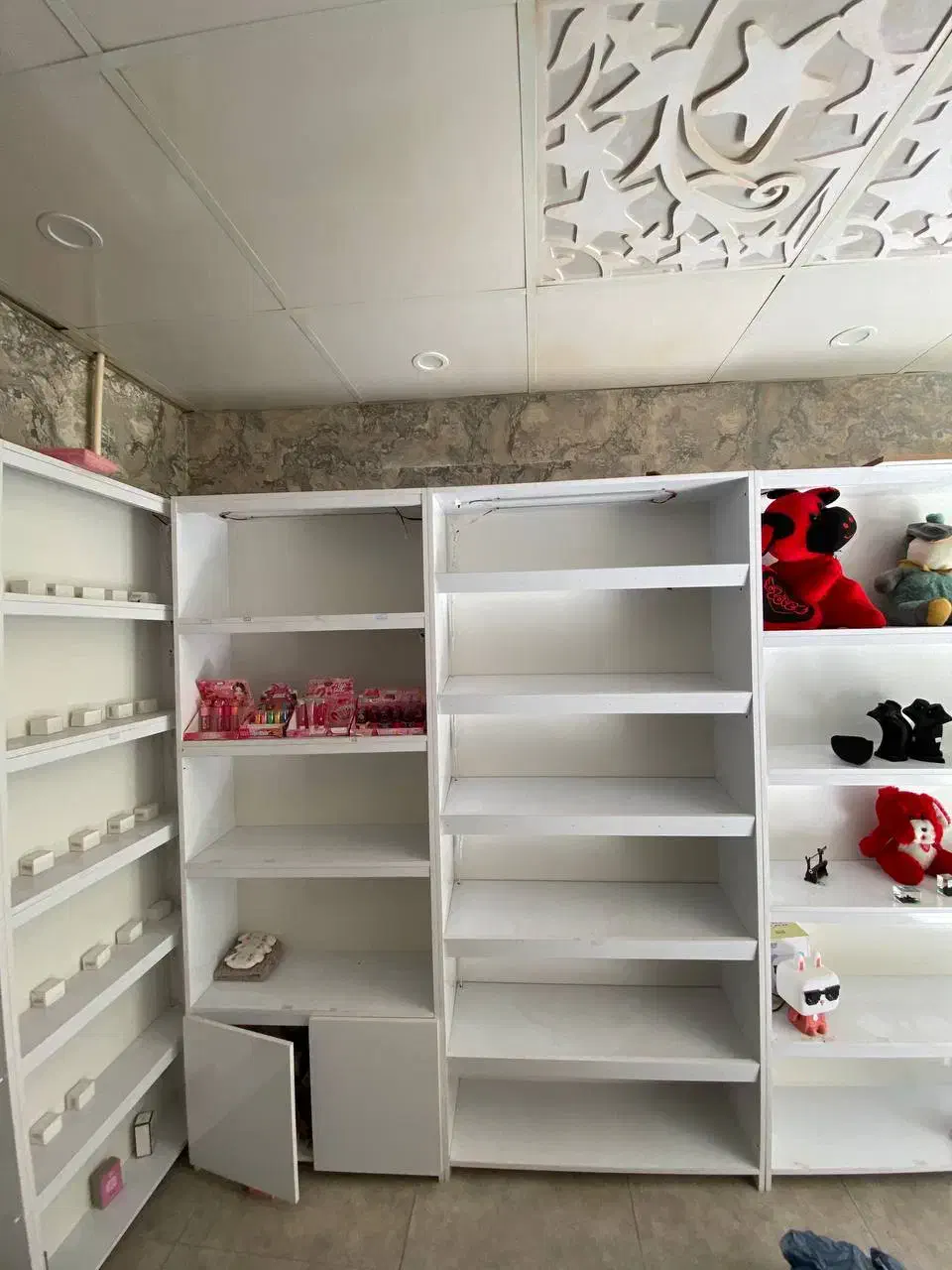 قفسه ویترین مغازه کم استفاده|کتابخانه، شلف، قفسه‌های دیواری|کرج, حصارک بالا|دیوار