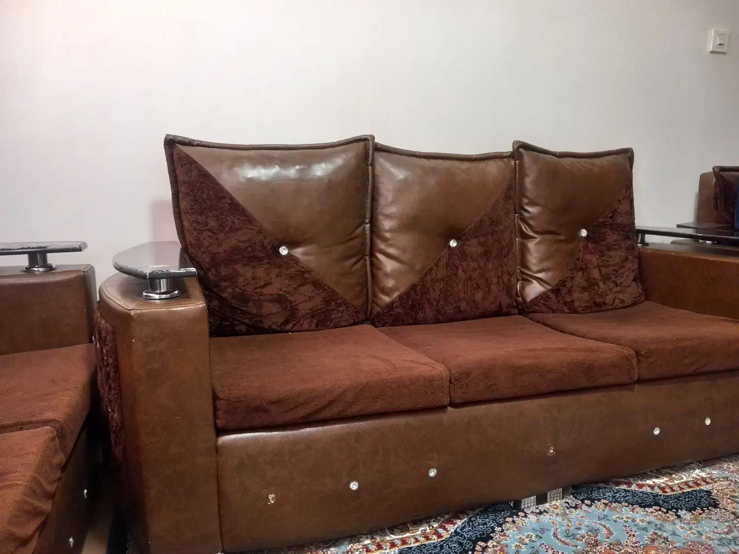 مبلمان ۷ نفره چرم|مبلمان خانگی و میز عسلی|فرخ‌شهر, |دیوار