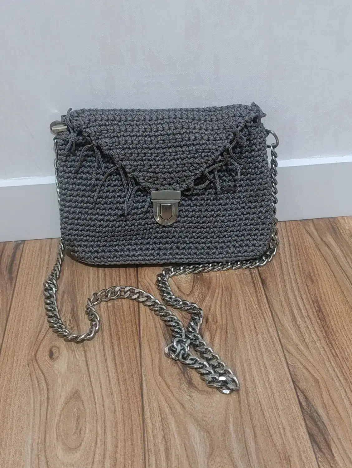 ۴عدد کیف|کیف، کفش، کمربند|میانه, |دیوار