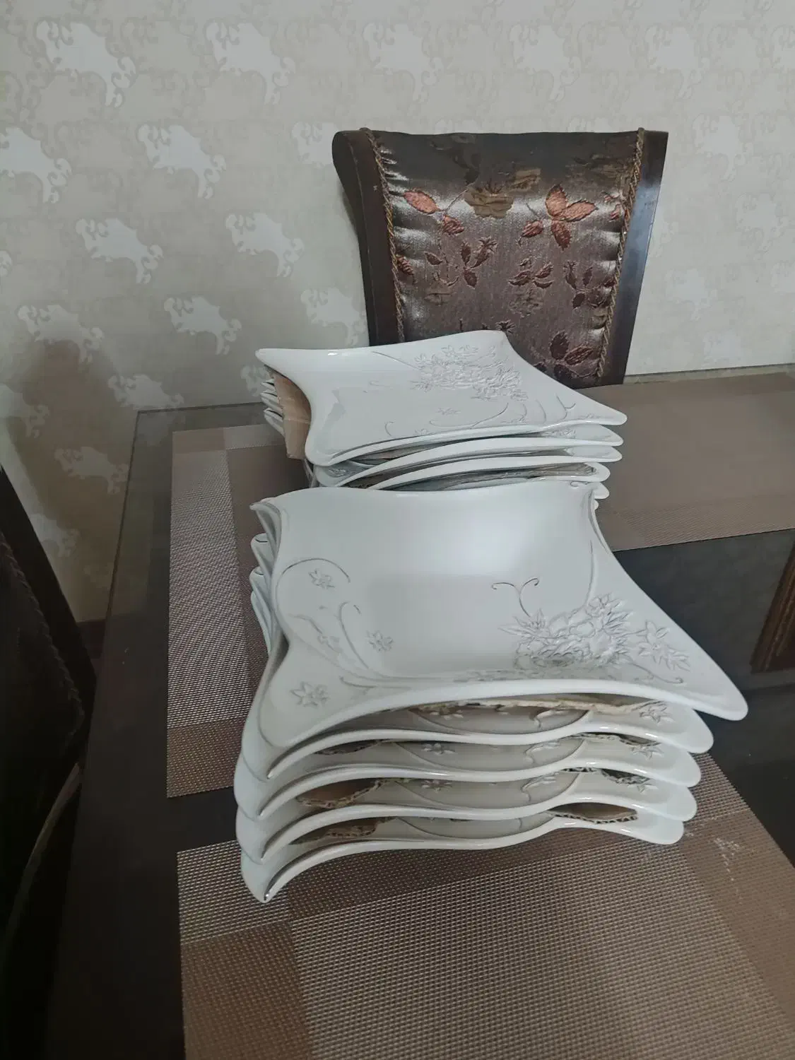 سرویس غذاخوری چینی گل برجسته ایتالیایی|ظروف سرو و پذیرایی|اصفهان, باغ دریاچه|دیوار