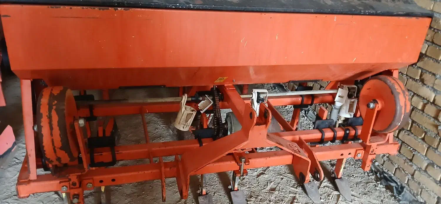 چهار عدد وسایل سیب زمینی در حدنو نوسیبکار فارو سرز|ماشین‌آلات صنعتی|لالجین, |دیوار