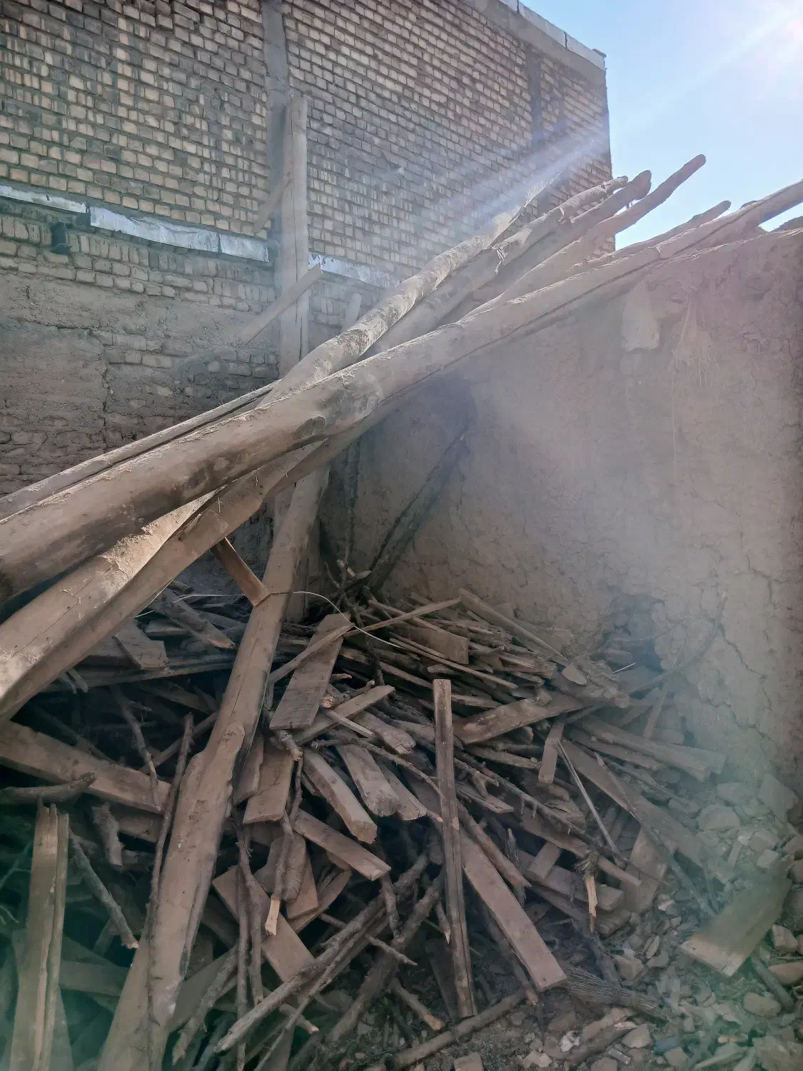 مقداری تیرو تخته والوار|مصالح و تجهیزات ساختمان|ماهنشان, |دیوار