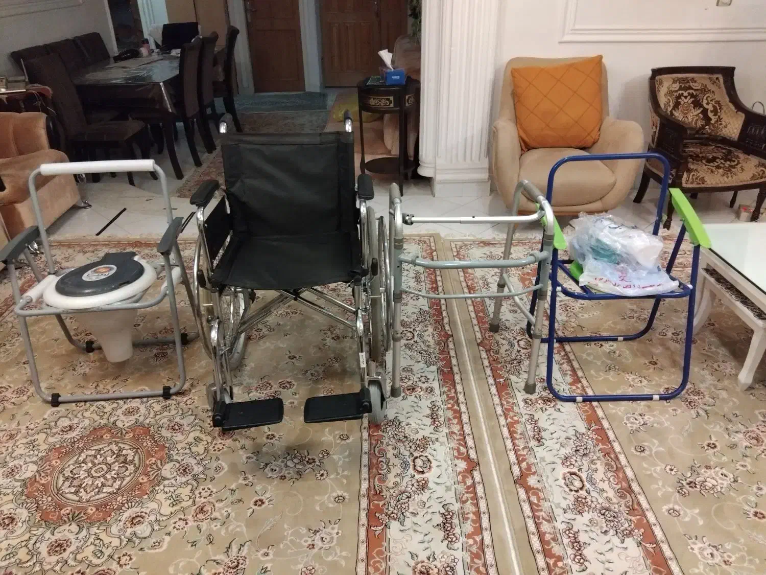 ویلچر' واکر و دو عدد لگن|فعالیت داوطلبانه|رشت, سعدی (تختی)|دیوار