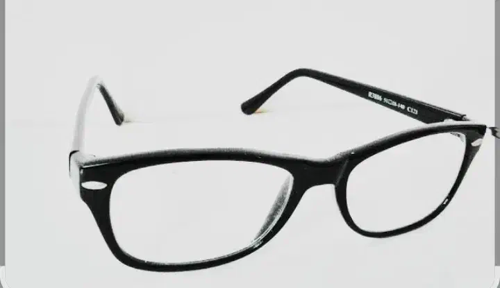 یک عینک گم شده|اشیا|شهریار, شهریار|دیوار