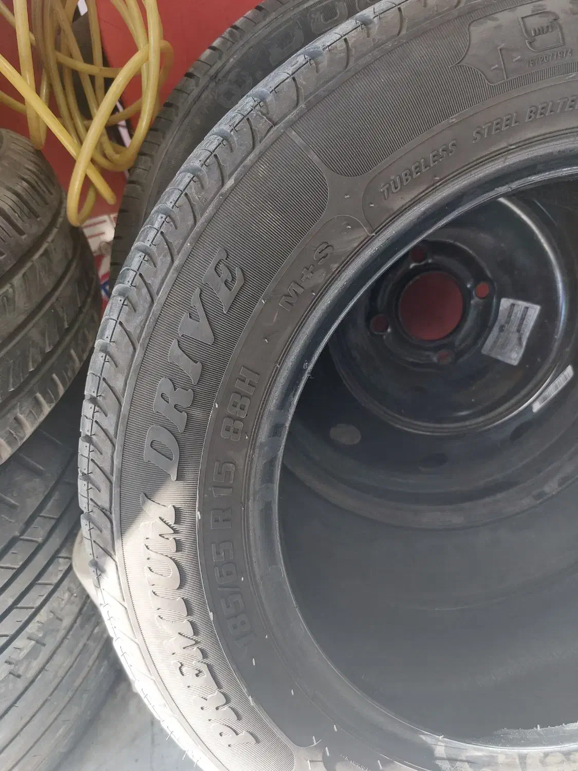 یک عدد لاستیک  بارز ۱۸۵/۱۵/۶۵|قطعات یدکی و لوازم جانبی|بروجرد, |دیوار