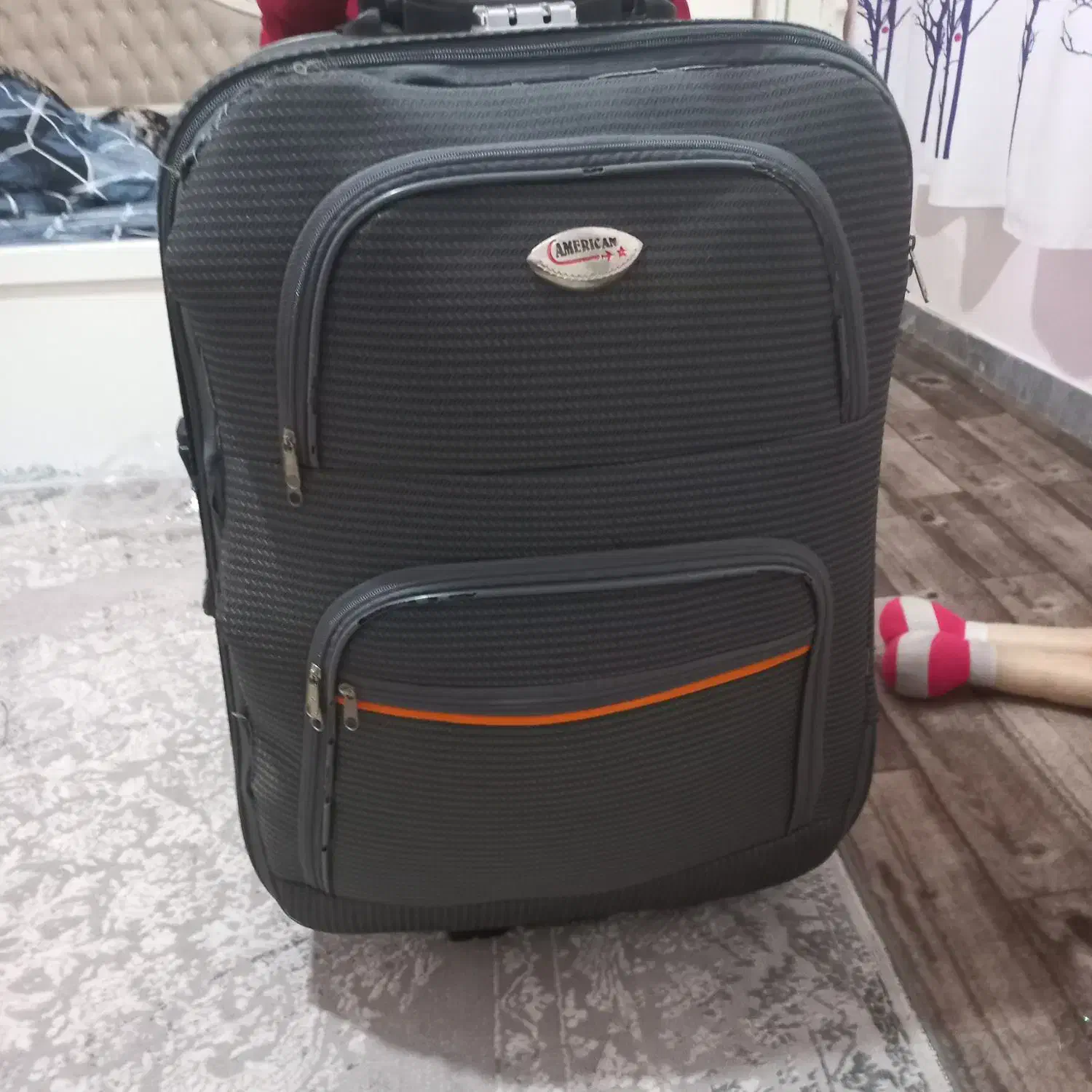 چمدان بزرگ|کیف، کفش، کمربند|ساری, |دیوار