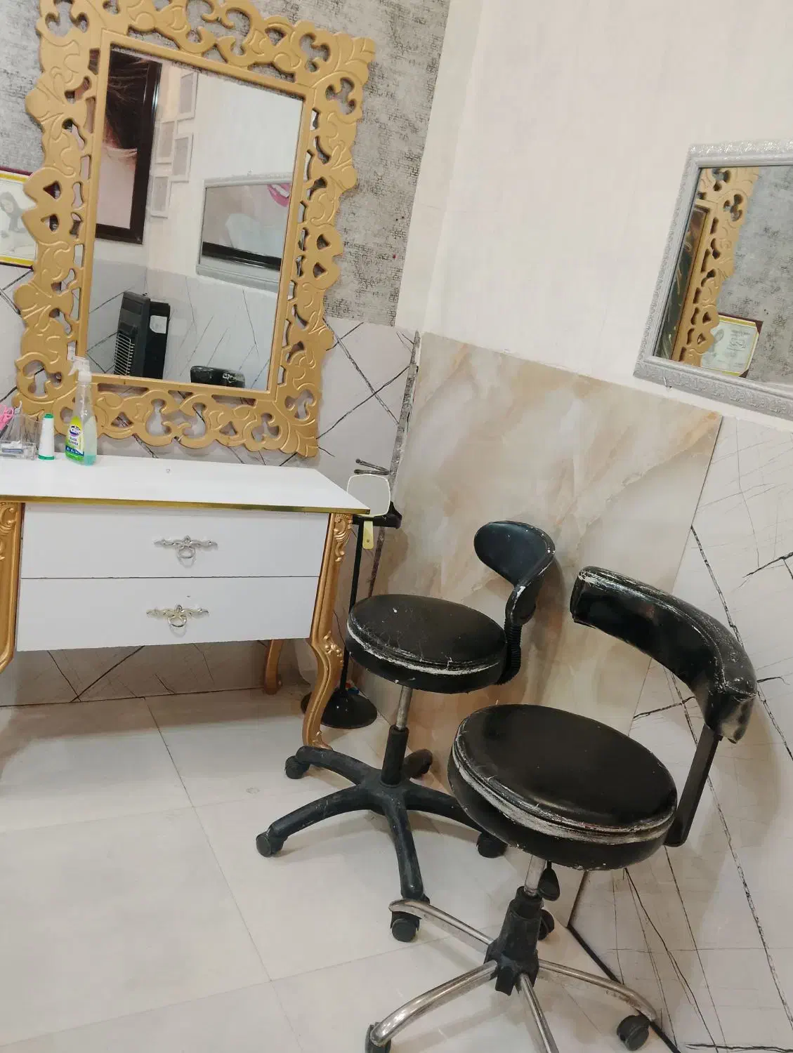 لوازم آرایشگاه زنانه|آرایشگاه و سالن‌های زیبایی|بومهن, |دیوار