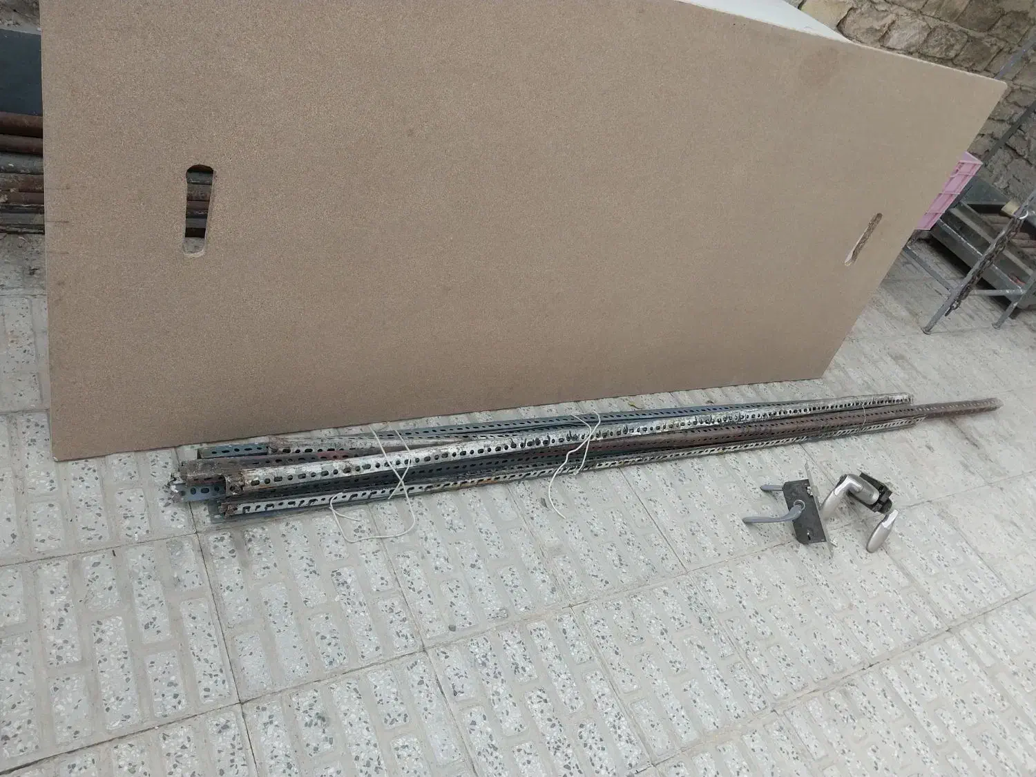 تعدادی پایه قفسه|کتابخانه، شلف، قفسههای دیواری|اراک, |دیوار