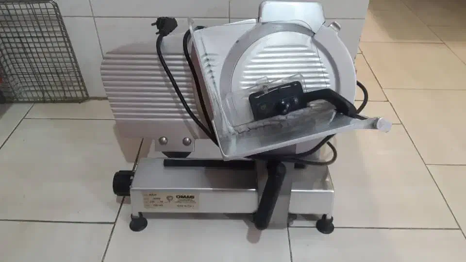 کالباس خورد کن اوماس ایتالیایی|کافیشاپ و رستوران|رشت, سعدی (تختی)|دیوار