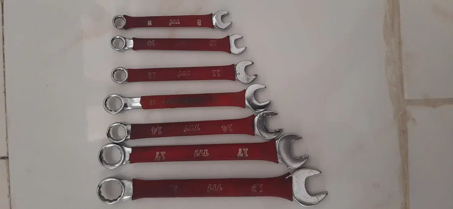 تعدادی آچار و پیچ گوشتی و جعبه بوکس خانگی کوچک|ابزارآلات|ایلام, |دیوار