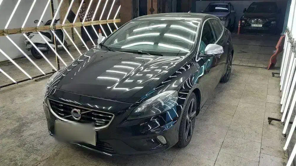 وولوو v40 مدل 2014 R-DESIGN PLUS مشکی بدون رنگ|خودرو سواری و وانت|تهران, ظفر|دیوار