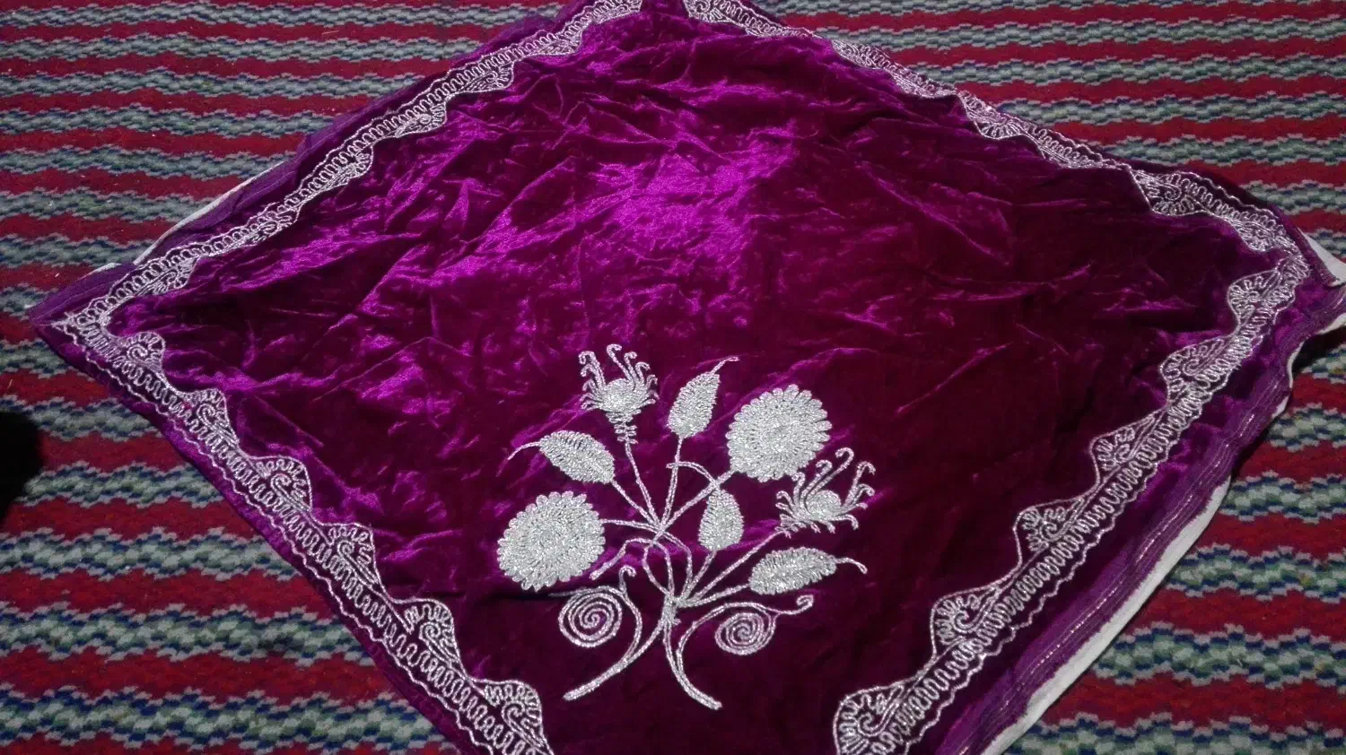 مخمل قدیمی گلدوزی شیک|پرده، رانر، رومیزی|کرمان, |دیوار