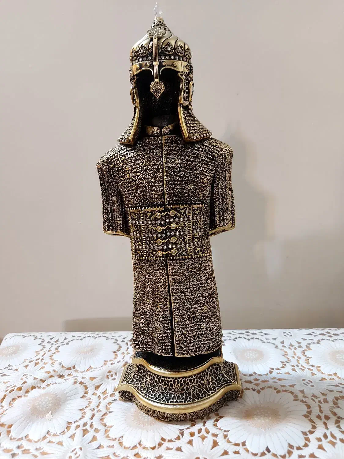 تندیس  لباس  رزم  منقش به دعای جوشن کبیر|مجسمه، تندیس، ماکت|پردیس, فاز ۳|دیوار