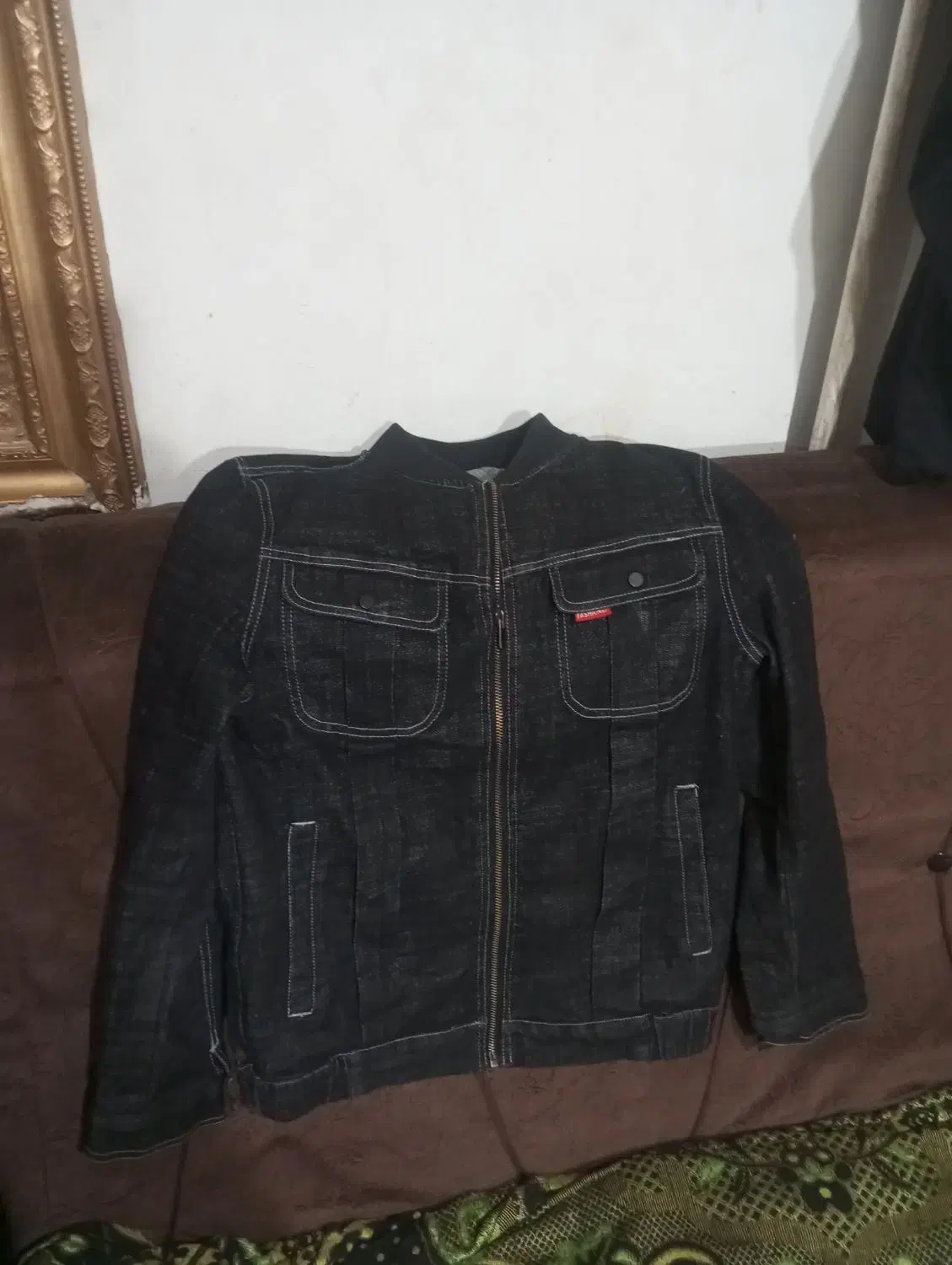 کاپشن لی|لباس|طرقبه, |دیوار