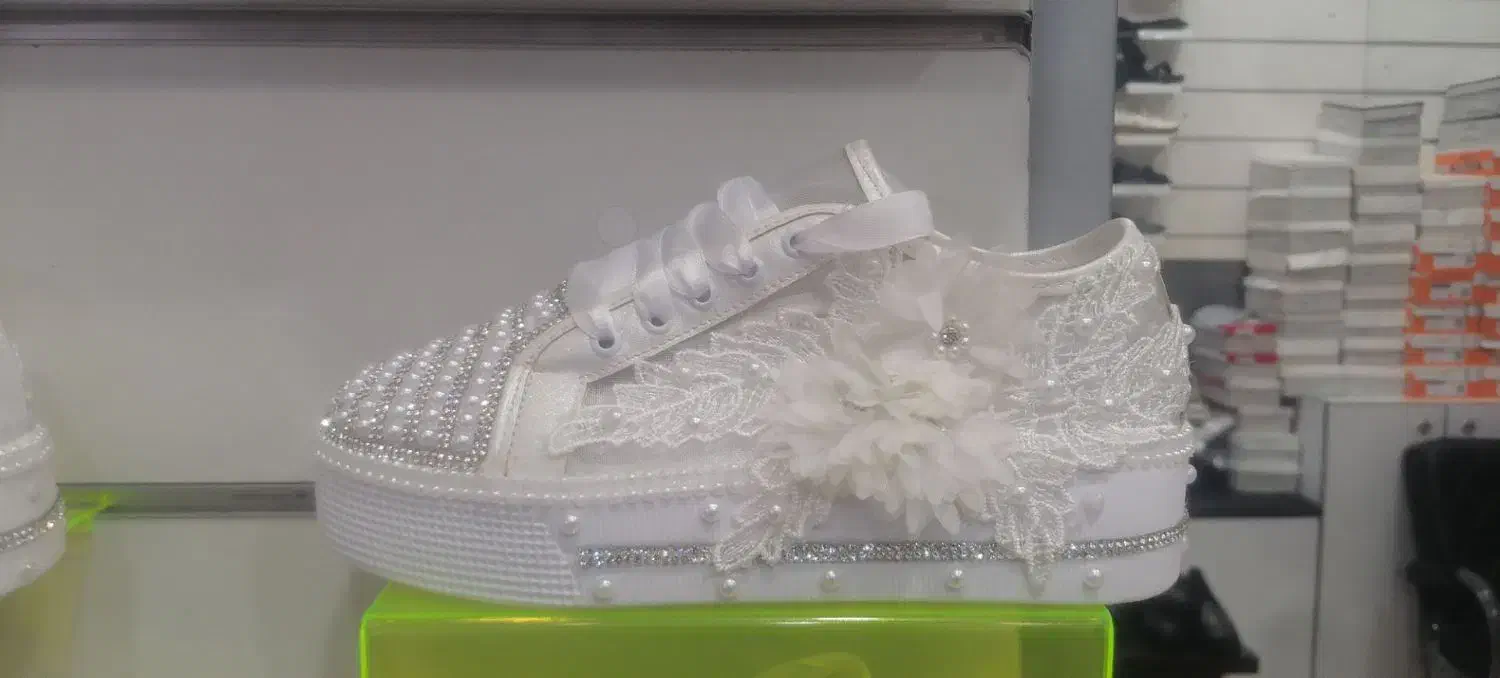 کفش نو|کیف، کفش، کمربند|بم, |دیوار