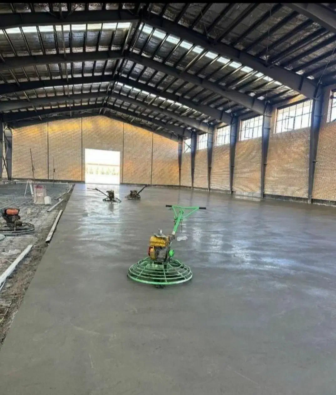 بتن ریزی کف با ابزار پیشرفته|خدمات پیشه و مهارت|رشت, شهرک صنعتی|دیوار