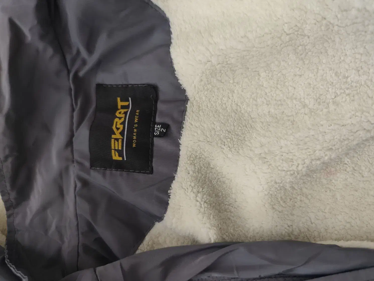 پالتو بارونی|لباس|اراک, |دیوار