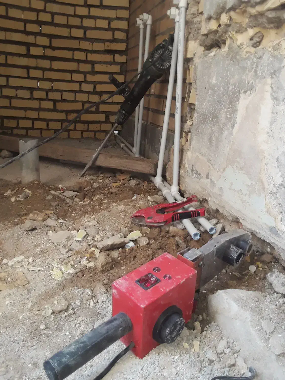 تخریبکاری.نشتیابی.تعمیرلوله های شکسته.لولکشی.|خدمات پیشه و مهارت|رامهرمز, |دیوار