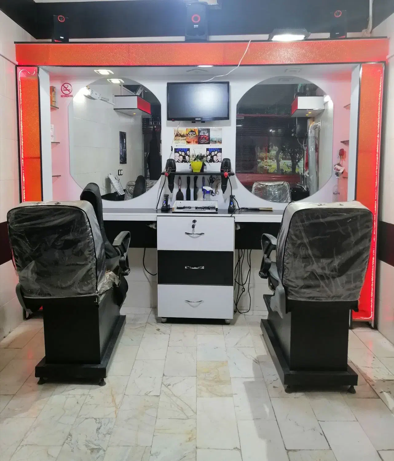 دکور و صندلی آرایشگاه|آرایشگاه و سالن‌های زیبایی|محمدیه-قزوین, |دیوار