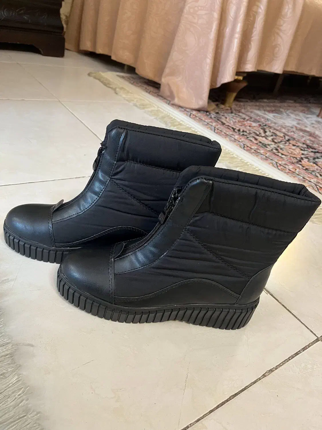 بوت مشکی|کیف، کفش، کمربند|اصفهان, قلعه طبره|دیوار