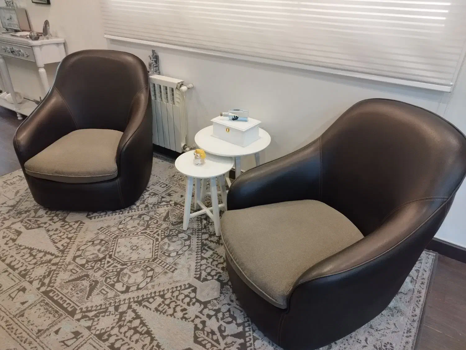 مبل راحتی چرم قهوه ای ۸نفره|مبلمان خانگی و میز عسلی|گلستان (تهران), |دیوار