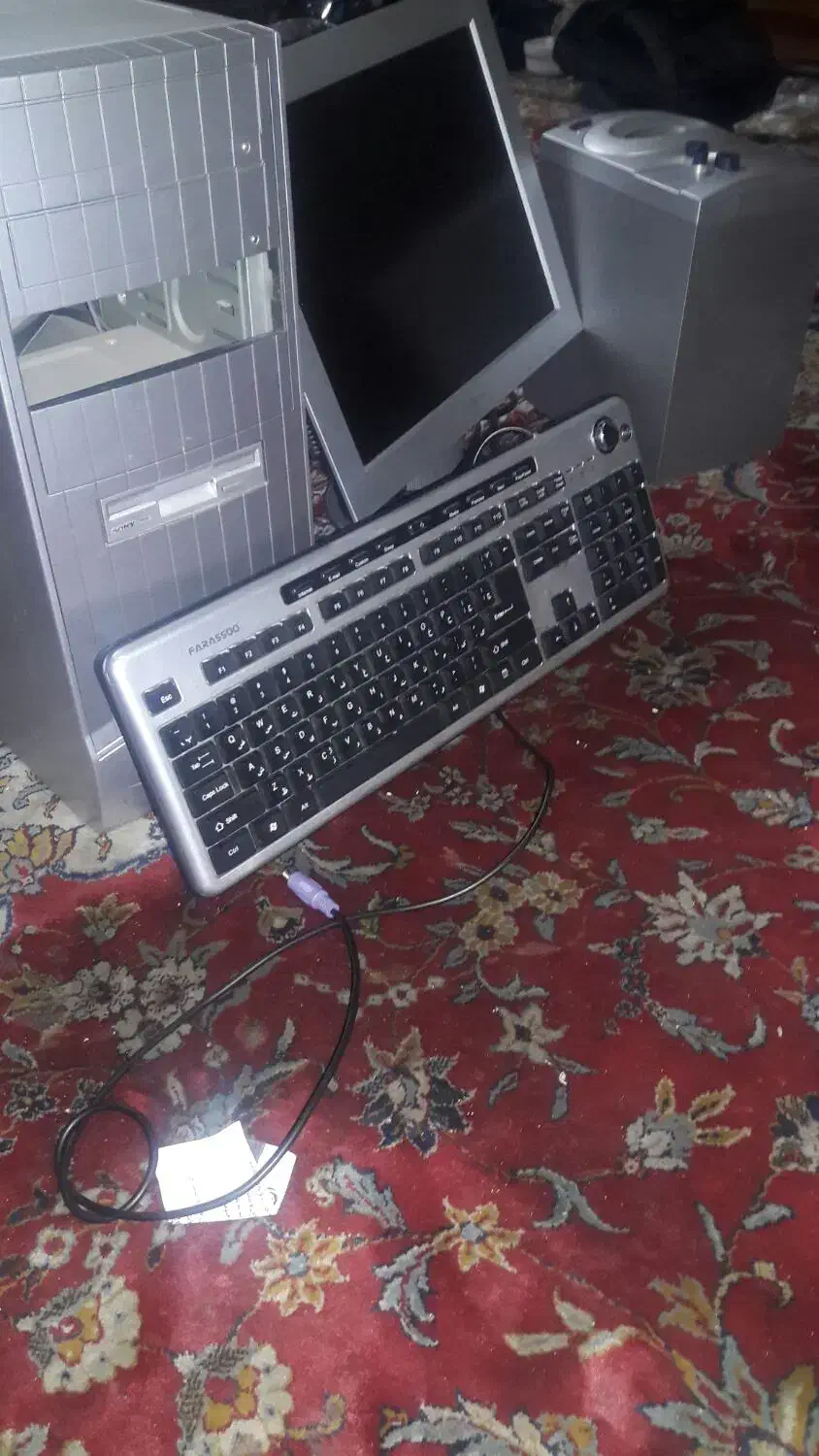 یک دستگاه کامپوتر|رایانه رومیزی|میانه, |دیوار