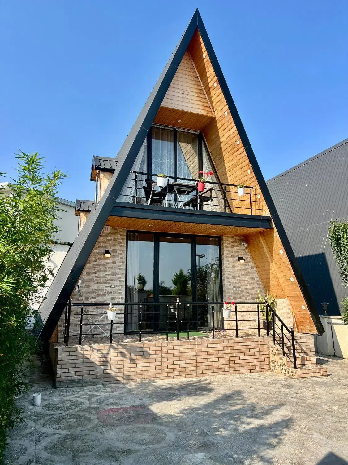 کلبه چوبی رمئو با فوتبال دستی|اجارهٔ کوتاهمدت ویلا و باغ|رامسر, |دیوار