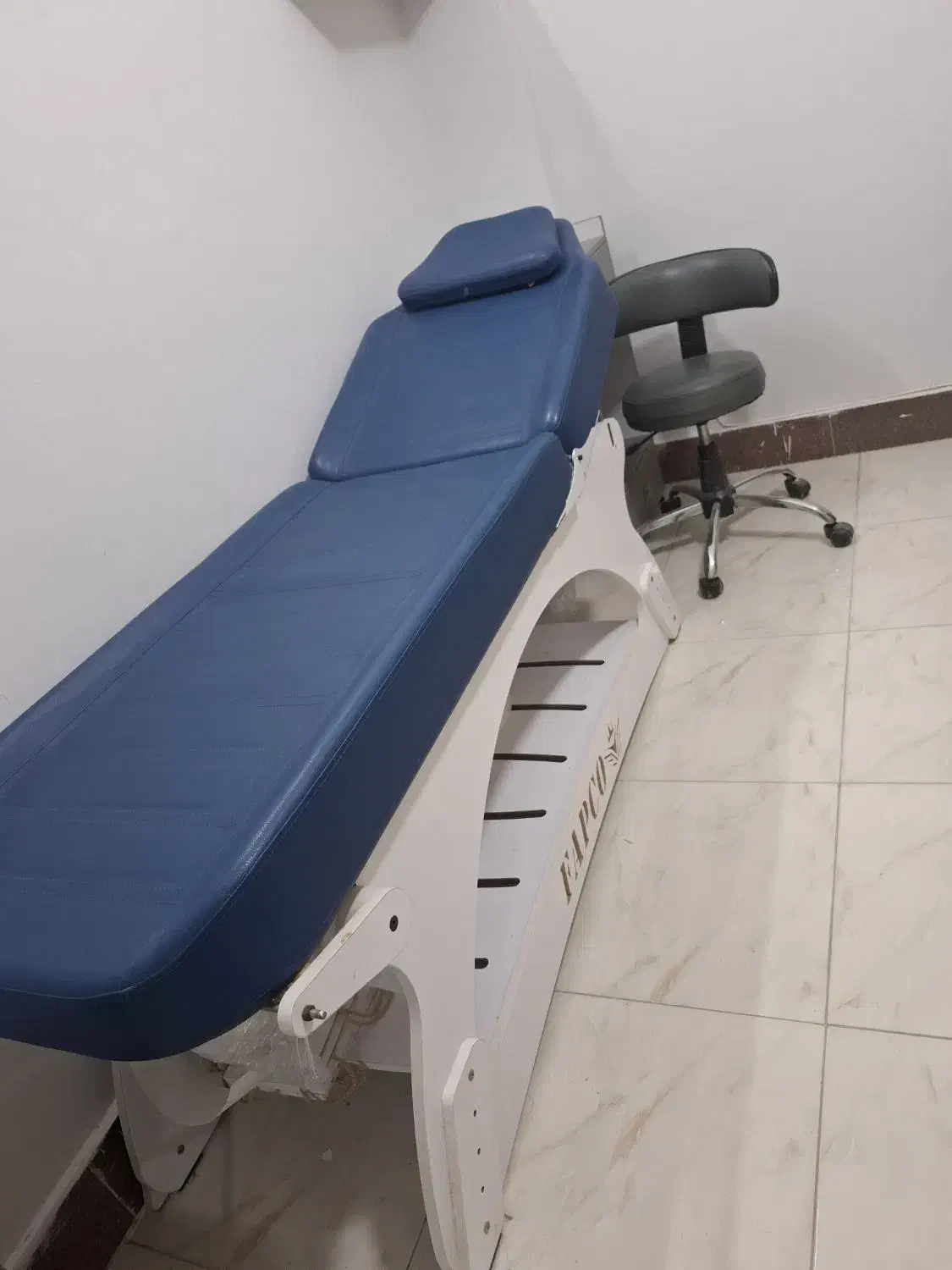 تخت فیشال|آرایشگاه و سالن‌های زیبایی|قشم, |دیوار