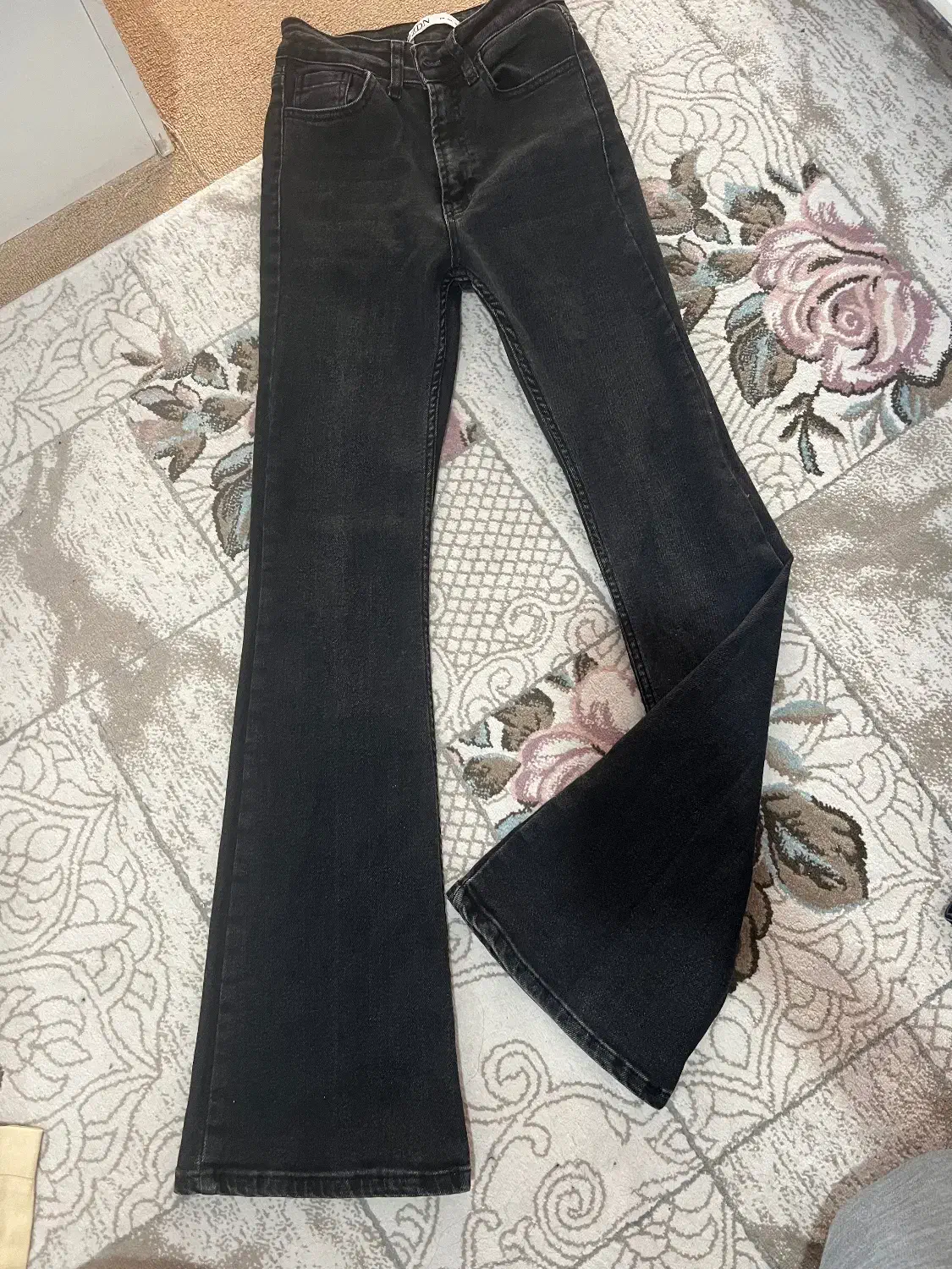 شلوار لی آبی  و دودی|لباس|قم, باغ شازده|دیوار