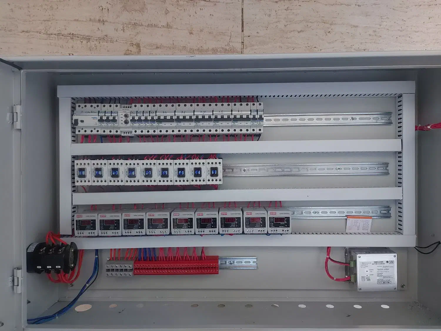 برقکار برق صنعتی تابلو برق ساختمان دیزل|خدمات پیشه و مهارت|دلیجان, |دیوار