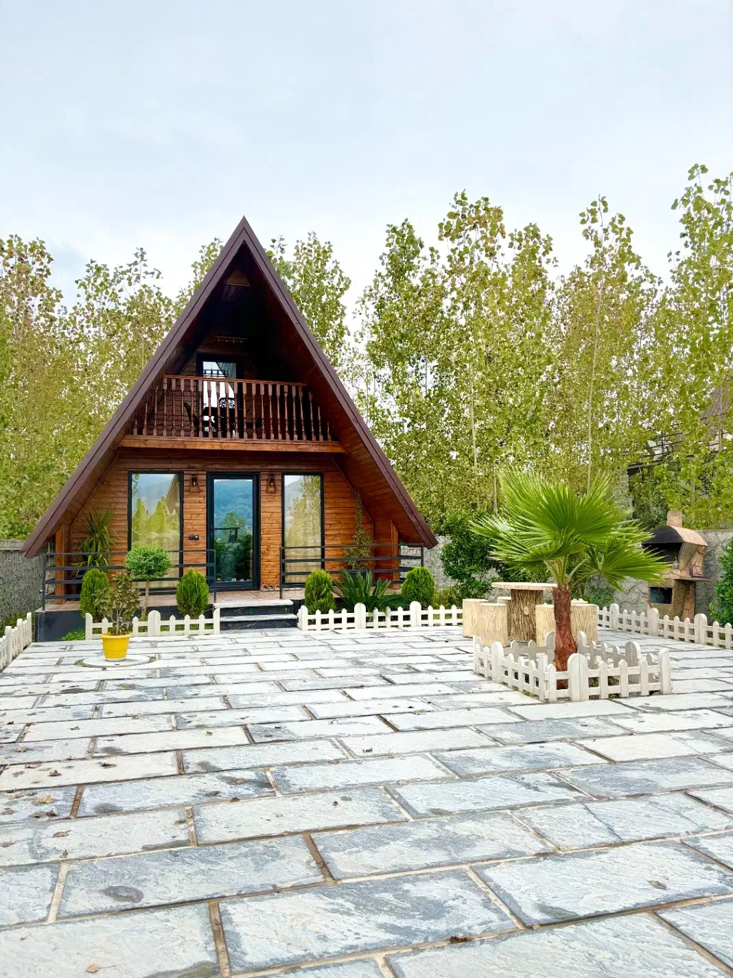 کلبه سوئیسی شازده لیام|اجارهٔ کوتاه‌مدت ویلا و باغ|شیرگاه, |دیوار