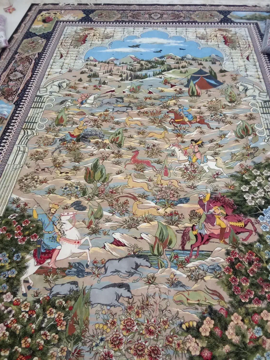 یک عدد فرش نه متری بافت طرح شکارگاه|فرش|لاهیجان, شیشه گران|دیوار