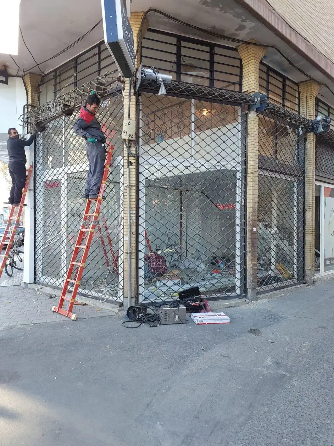 تعمیرات تخصصی کرکره برقی وقدیمی.تعویض فنر اورژانسی|خدمات پیشه و مهارت|ارومیه, |دیوار