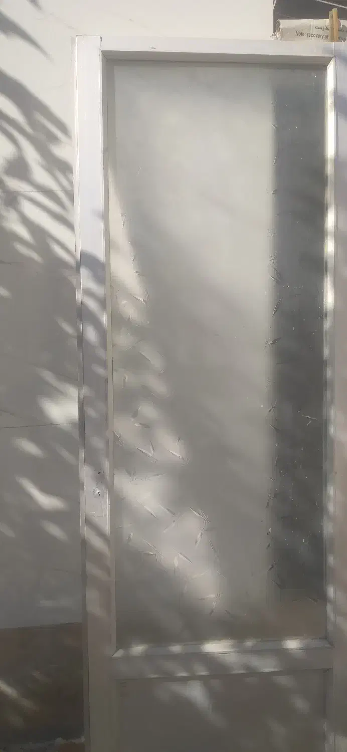 درب آلمینیومی کار کرده ولی تمیز|مصالح و تجهیزات ساختمان|فرخ‌شهر, |دیوار